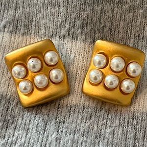 Venicci gold tone and pearl clip-on earrings!